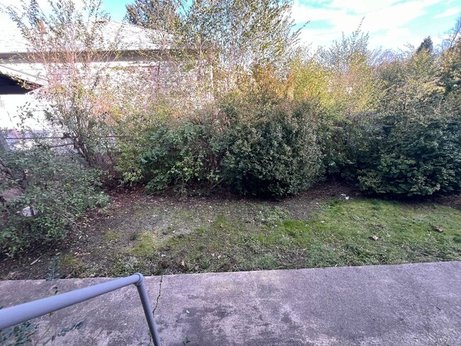 Building Photo - 4268-3t - 465/467 NE Baker Unit 465