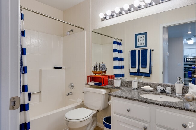 Laguna, 2 BR, 2 BA - 950 SF