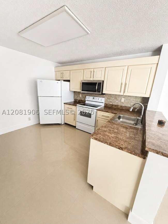 Building Photo - 10131 W Sunrise Blvd Unit 204