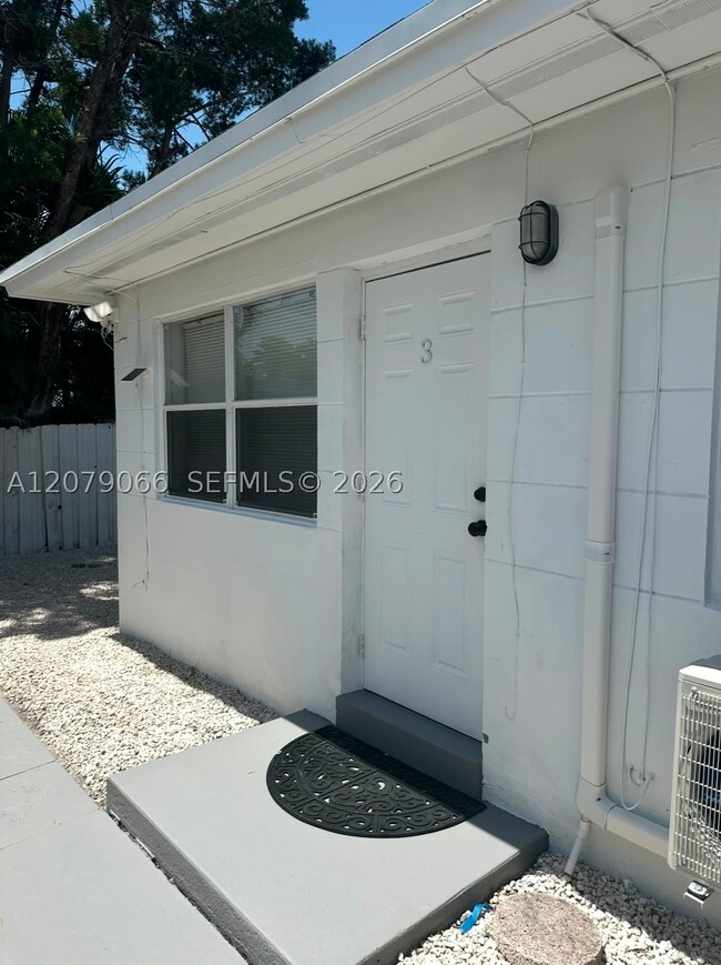 Building Photo - 2024 NE 26th Dr Unit 3