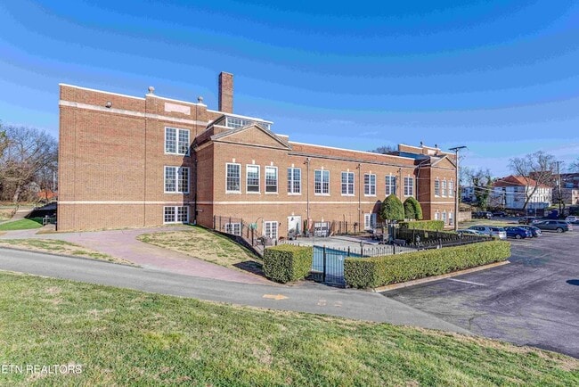 Building Photo - 523 N Bertrand St Unit 108