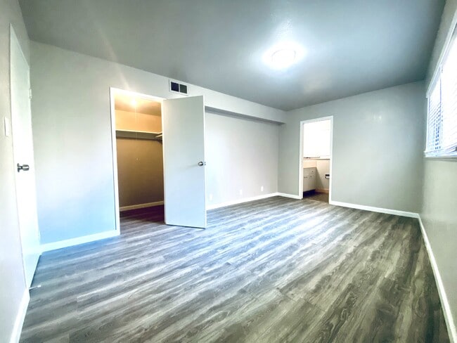 Photo - Lakeshore Gardens