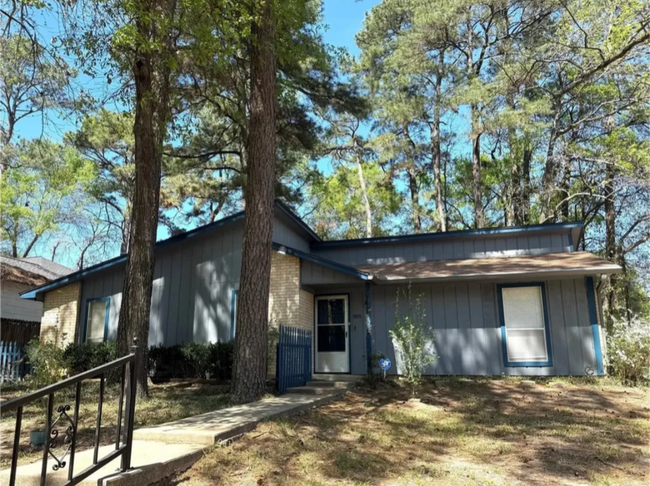 Building Photo - 3001 Brook Dr