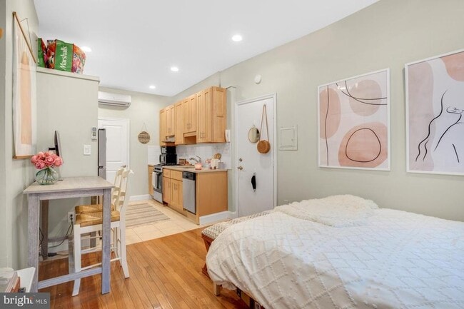 Building Photo - 626 S 19th St Unit 1F