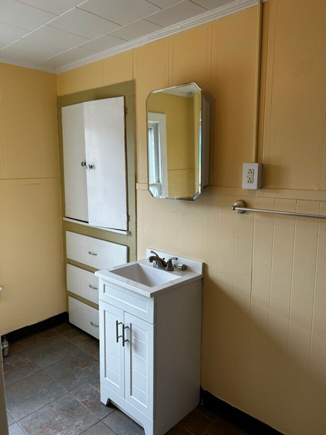 Building Photo - 325 Main St Unit 1st Fl Left