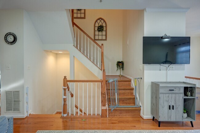 8827 Montjoy Pl