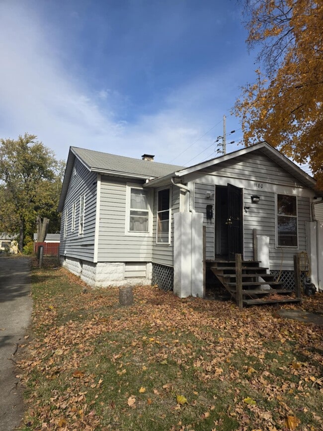Building Photo - 1180 E Mueller Ave