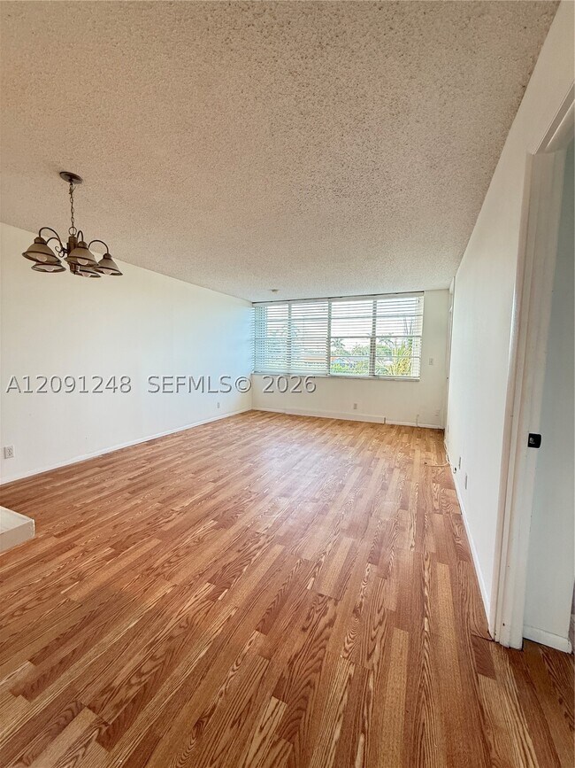 2761 Taft St Unit 212