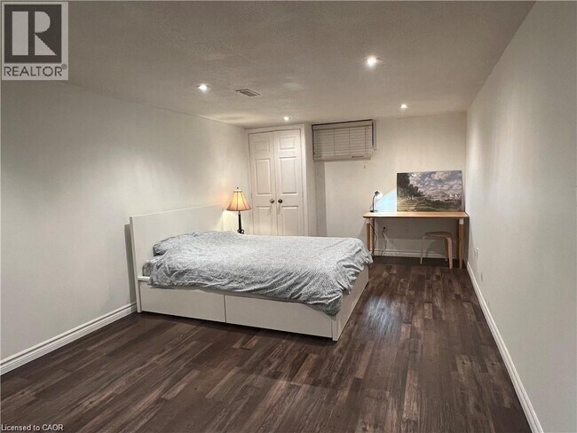 Photo - 357 Mohawk Rd W