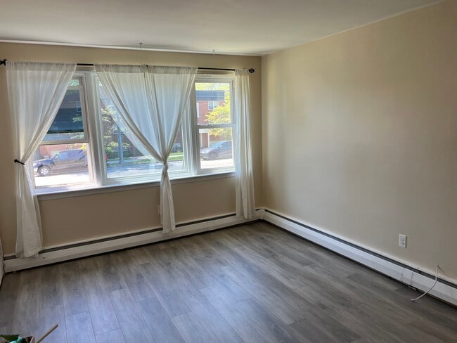 Living room - 407 W Logan St Unit First floor