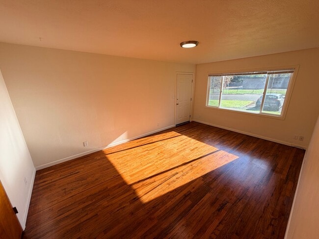 Photo - Two Bedroom Duplex With Full Size Basement Unit 4525