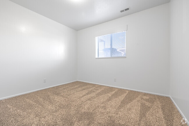 2BR, 1BA - 1,000SF - 2nd Bedroom