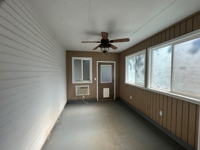Photo - 421 W 10th St