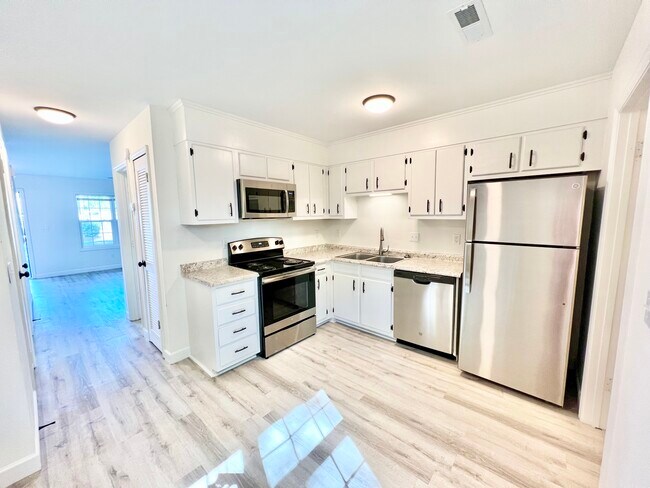 Kitchen/Dining - 276 Fleming Rd