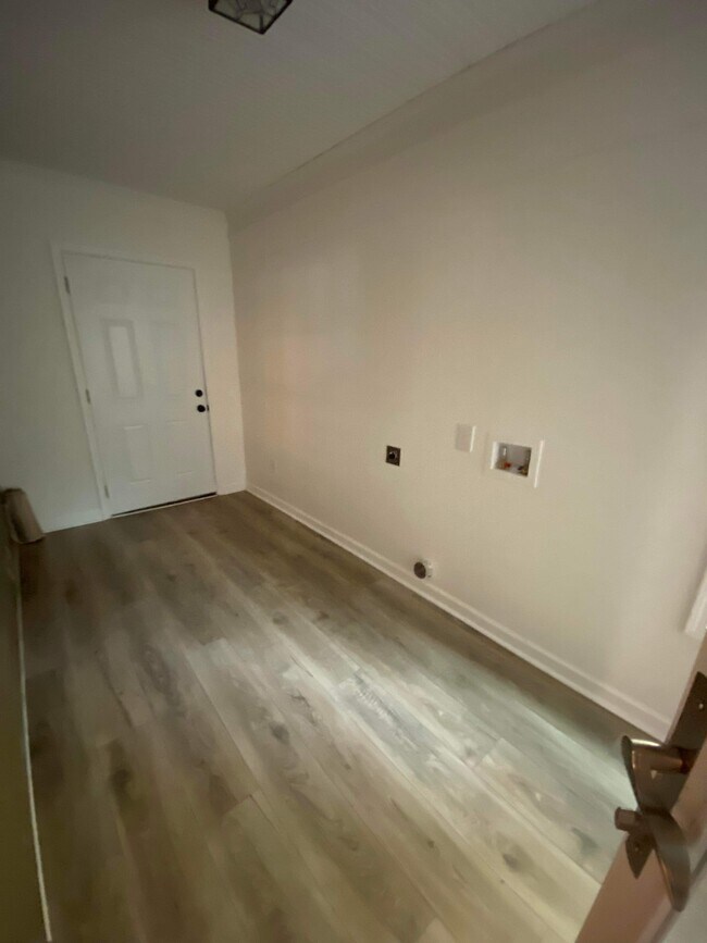 Photo - 1946 Memorial Dr SE