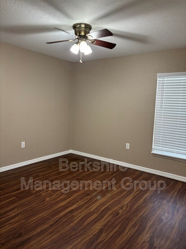 Photo - 2405 Ave C SW