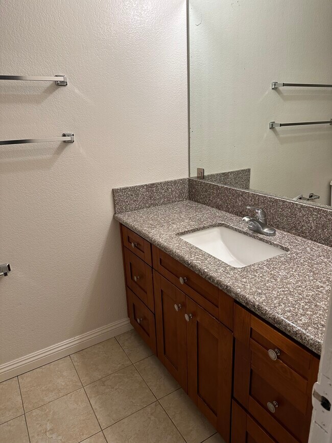 Bathroom - 1708 S Garfield Ave Unidad D