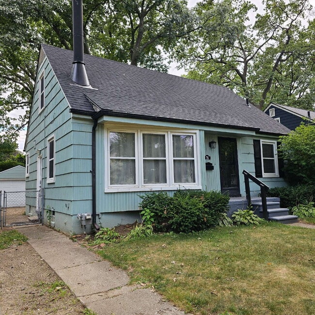 Building Photo - 3 Bedroom Bungalow w/ Hardwood Floors Clos... Rental
