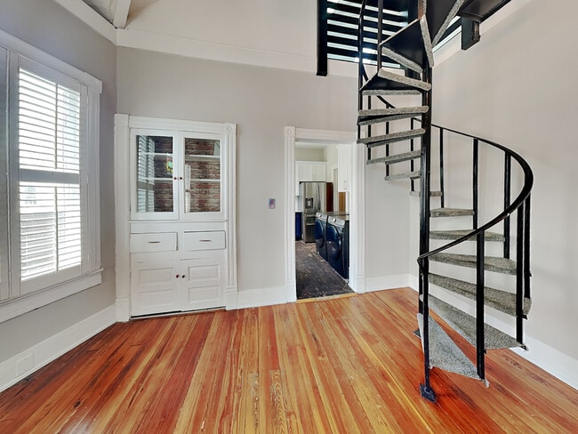 Photo - 595 Boulevard SE