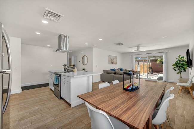 Photo - Spacious Furnished 5 Bed / 2 Bath Single Family Home with Private Pool in Las Vegas