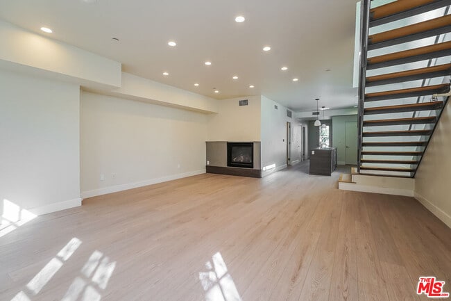 Photo - 1250 N Harper Ave Unidad 305