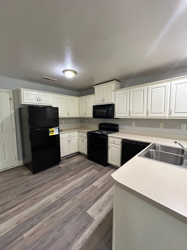 Photo - Charming 2 Bed, 1 Bath, 1 Car Garage, Covered Patio in Private Neighborhood!