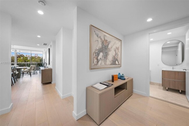 Building Photo - 9201 E Bay Harbor Dr Unit 302