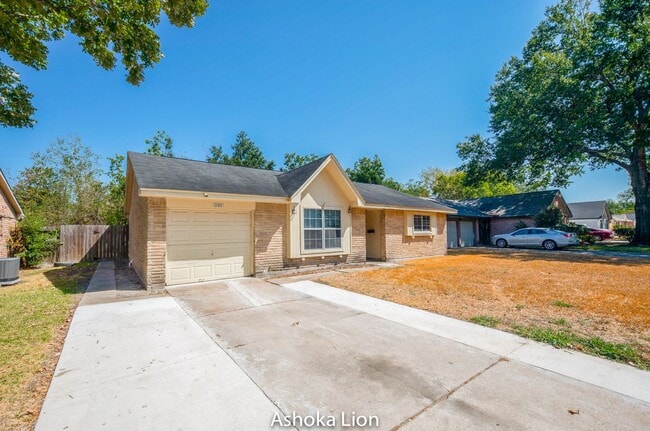 Photo - Superfantastic Tile 4 Bedroom House with Huge Yard