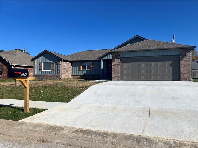 Photo - 662 White Oak St