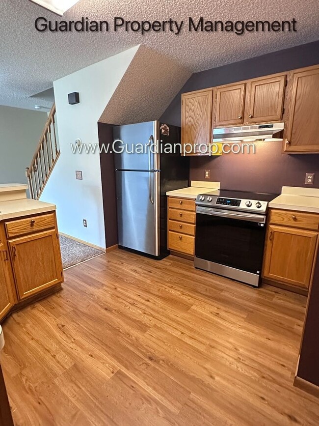 Photo - Apple Valley 2 Bedroom Town Home, Patio, Fireplace, 1 Car Garage, AC, New Carpet