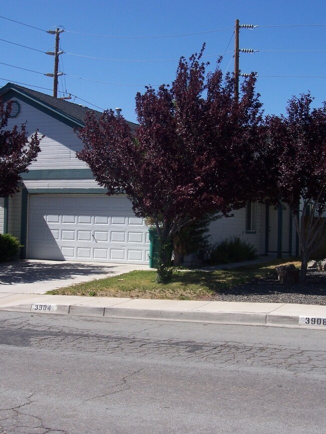 Building Photo - Large bedrooms, open floorplan Rental