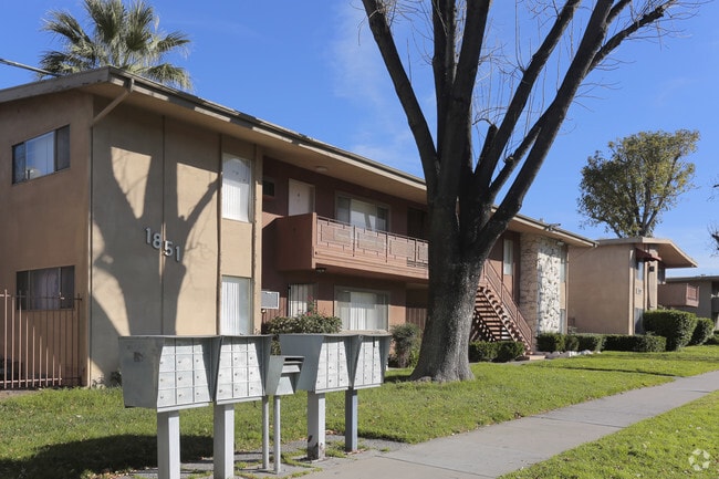 Emerald Pointe Apartments