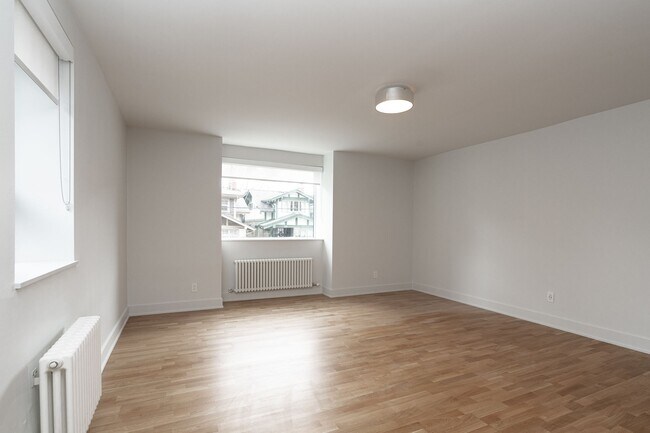 Photo - 3010 Queen Street East Unité 1