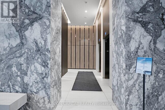 Photo - 215 Lakeshore Rd W Unité 530