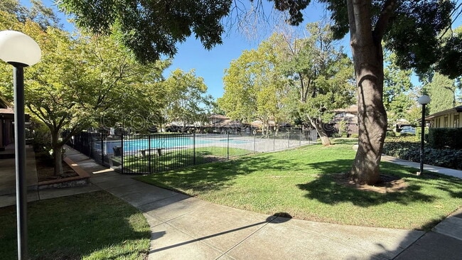 Photo - 5422 Roundtree Ct