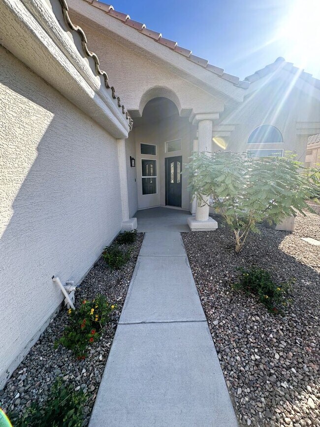 SINGLE STORY!! NO HOA'S!! 3 CAR GARAGE REA... House House Rental in