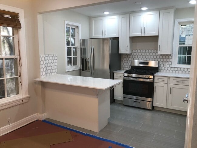 Building Photo - 3213 Hampton Rd Unit B