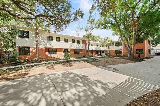 Building Photo - 520 Lovett Blvd Unit 1C
