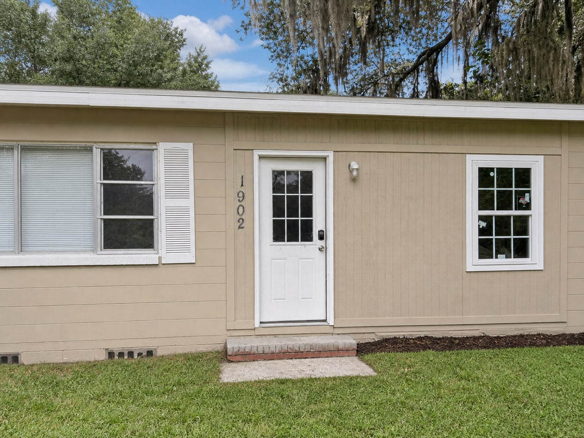 Photo - 1902 Maclean Rd
