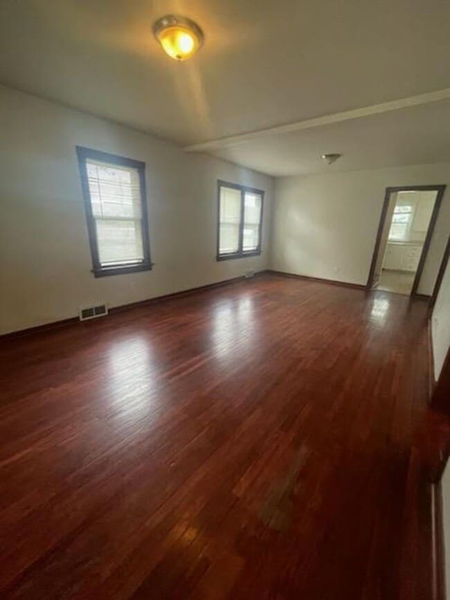 Photo - Spacious 3 bed/1.5 Bedroom House Close to ...