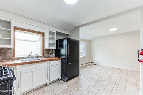 793 Bay Ave