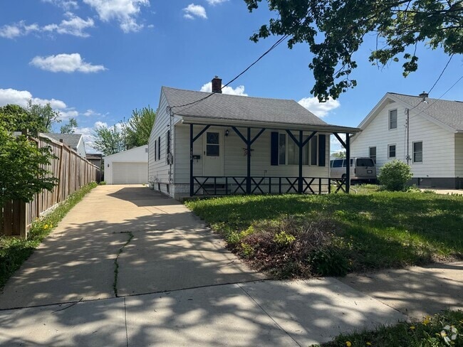Building Photo - Non-smoking house for Rent 2 bedroom 1.5 b...