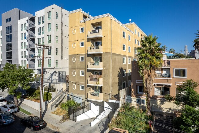 Building Photo - 442 S Lake St