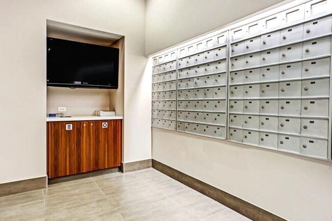 Photo - 2555 N Clark St