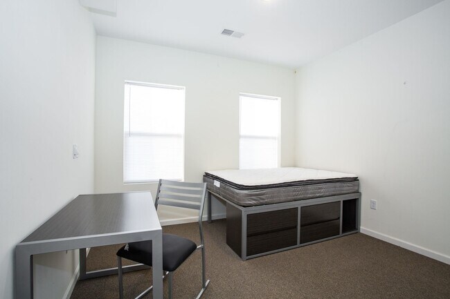 Photo - 213 W Green St