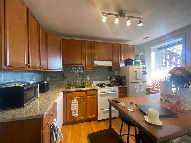 Building Photo - 1056 Cambridge St Unit 3R