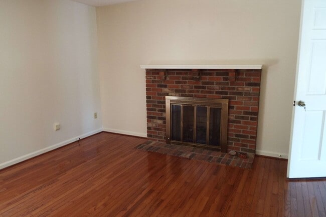 Photo - 28266 Lee Hwy