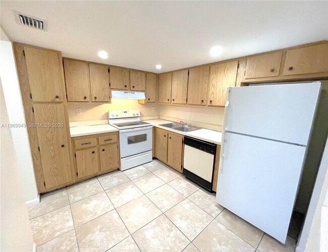 Photo - 704 SE 2nd Ave Unidad 448