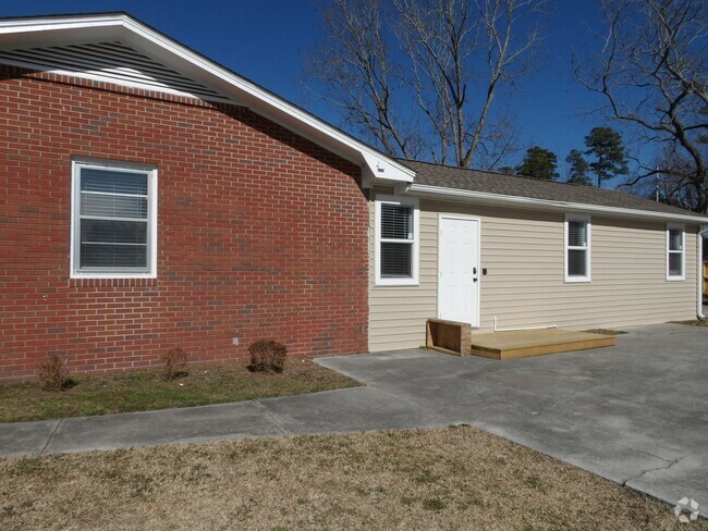 Building Photo - 2 Bedroom 2 Bathroom Split unit in Wilmington Rental