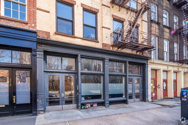 Photo - 321 Greenwich St